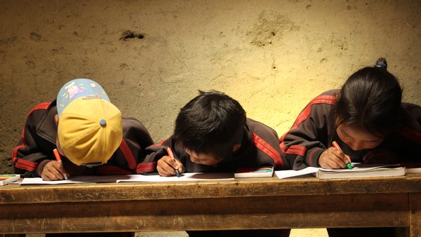 Grade 1 students drawing during the early grade workshop